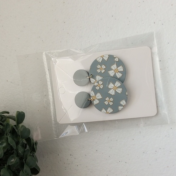 Flower desing Dangle earrings - Picture 7 of 10